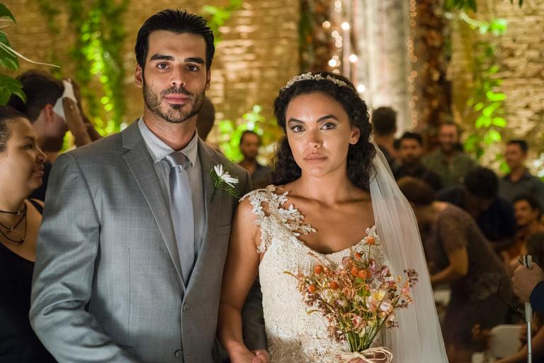 O casamento de Xodó (Anderson Tomazini) e Cleo (Giovana Cordeiro) na novela O Outro Lado do Paraíso