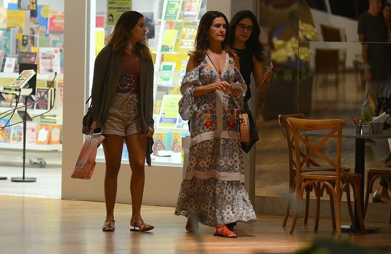 Fatima Bernardes passeia com as filhas em shopping 