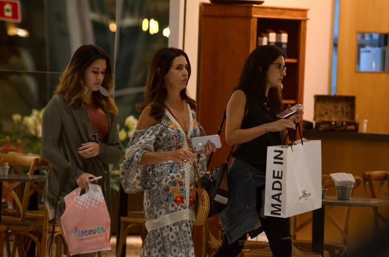 Fatima Bernardes passeia com as filhas em shopping 