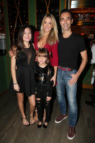 Ticiane Pinheiro leva a família em aniversário da sobrinha