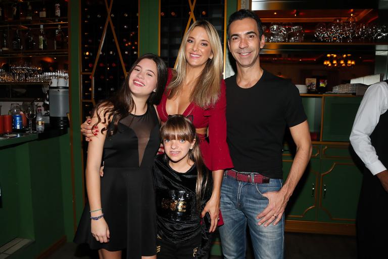 Ticiane Pinheiro leva a família em aniversário da sobrinha