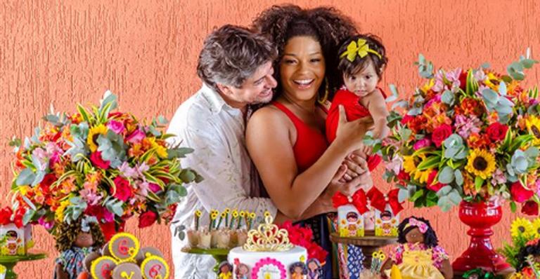 Juliana Alves comemora os 6 meses da filha com festa