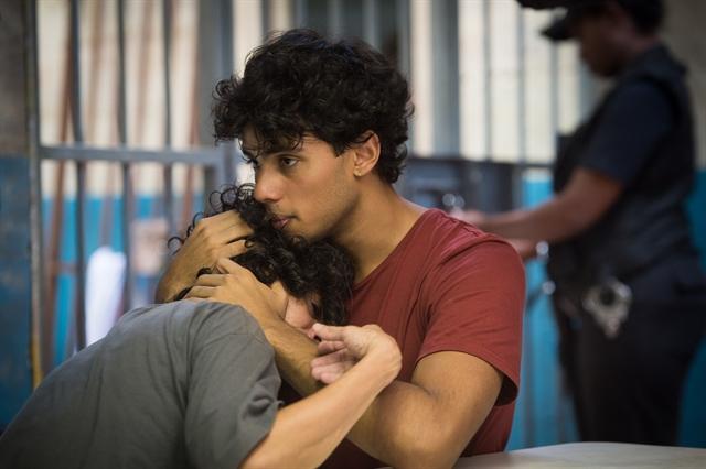 Érico (Gabriel Fuentes) e Violeta (Ana Paula Bouzas) na prisão
