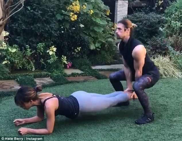 Halle Berry mostra seus exercícios