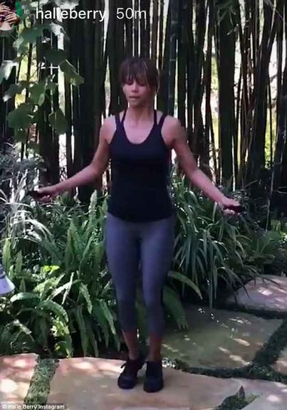 Halle Berry mostra seus exercícios