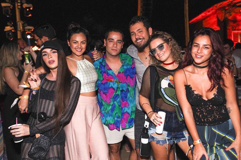 Yanna Lavigne curte festa em Alagoas com os amigos