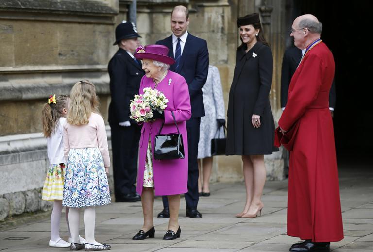 Kate Middleton e príncipe William acompanham a rainha Elizabeth II na missa de Páscoa da família real britânica