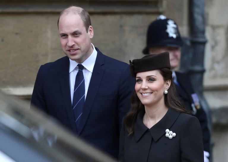 Kate Middleton e príncipe William acompanham a rainha Elizabeth II na missa de Páscoa da família real britânica