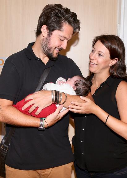 André Vasco com a filha, Maya, e a mulher, Vivian