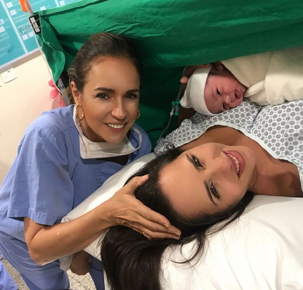 Daniela Mercury comemora o nascimento da neta