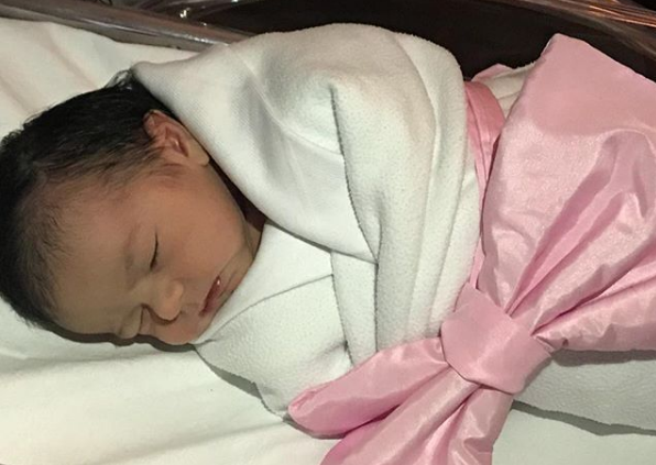 Daniela Mercury comemora o nascimento da neta