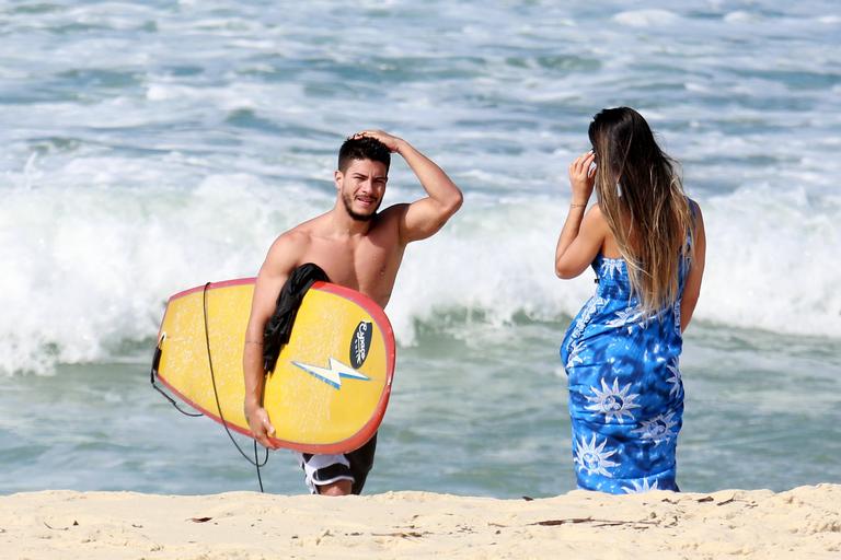 Mayra Cardi e Arthur Aguiar são flagrados trocando carinhos em praia