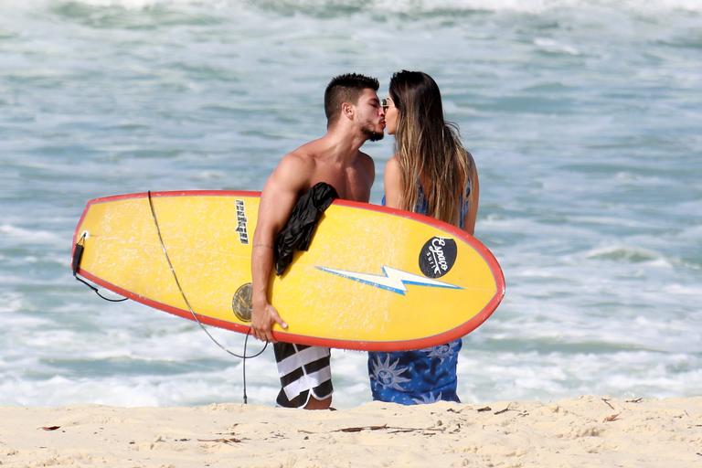 Mayra Cardi e Arthur Aguiar são flagrados trocando carinhos em praia