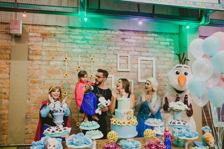 Rubia Baricelli faz festa com tema de Frozen para celebrar os 2 anos da filha, Helena
