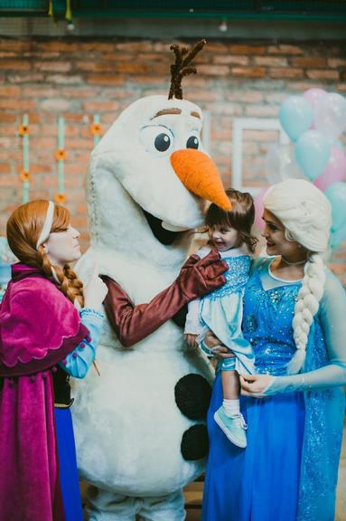 Rubia Baricelli faz festa com tema de Frozen para celebrar os 2 anos da filha, Helena