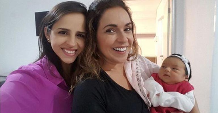 Vovó Daniela Mercury deixa hospital com neta recém-nascida no colo