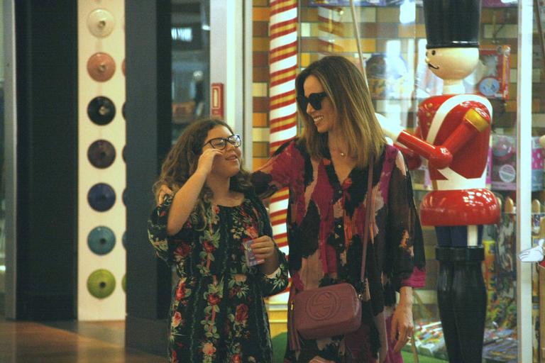 Ana Furtado passeia com a filha, Isabella, em shopping no Rio