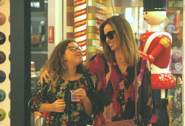 Ana Furtado passeia com a filha, Isabella, em shopping no Rio
