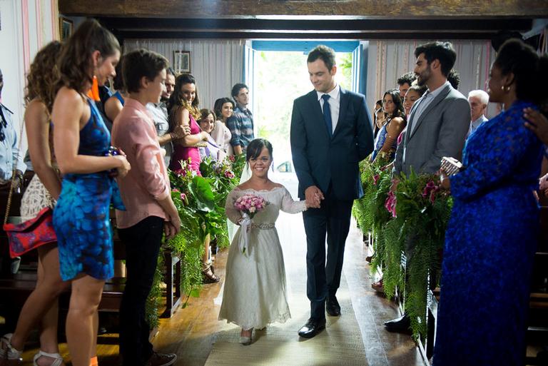 A cena do casamento de Estela (Juliana Caldas) e Amaro (Pedro Carvalho)