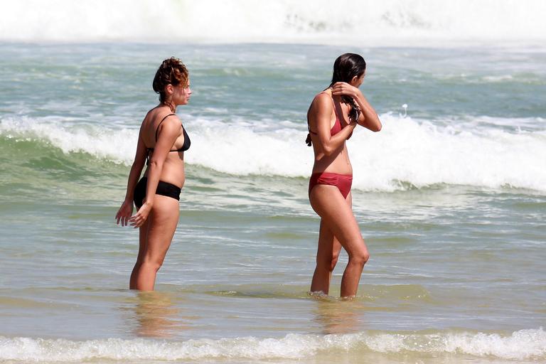 Bruna Linzmeyer curte dia de praia com a namorada