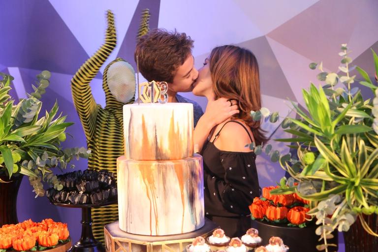 Vitor Figueiredo comemora 13 anos e dá beijão na namorada em festa
