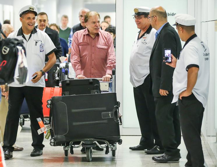 Silvio Santos desembarca em aeroporto de São Paulo