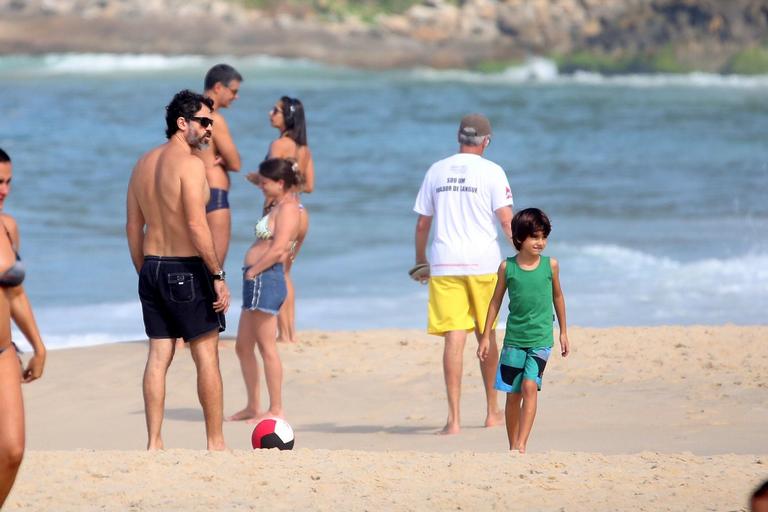 Eriberto Leão joga futebol com o filho na praia