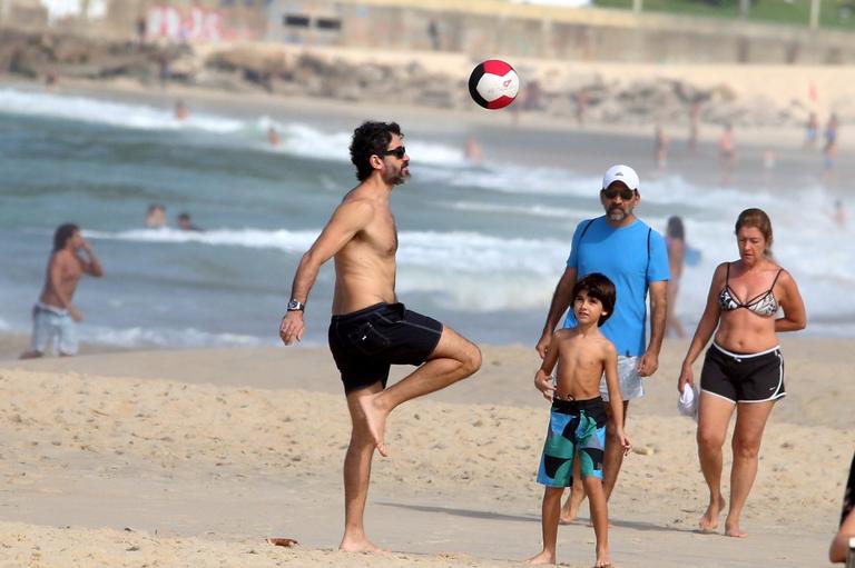 Eriberto Leão aproveita folga para jogar bola com o filho - OFuxico
