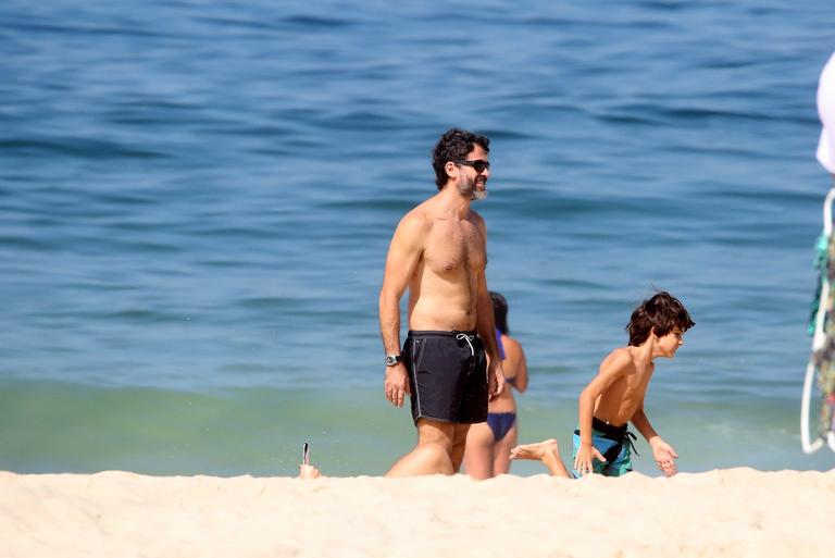 Eriberto Leão joga futebol com o filho na praia