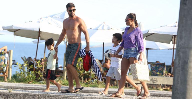 Juliana Paes curte dia na praia com sua família