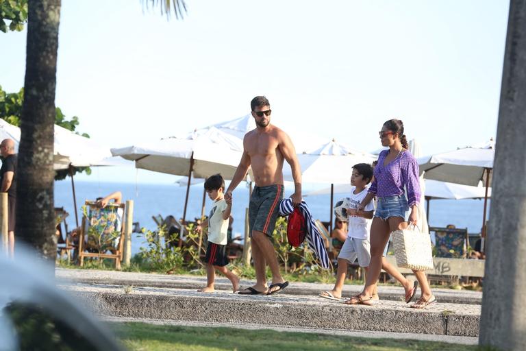 Juliana Paes curte dia na praia com sua família