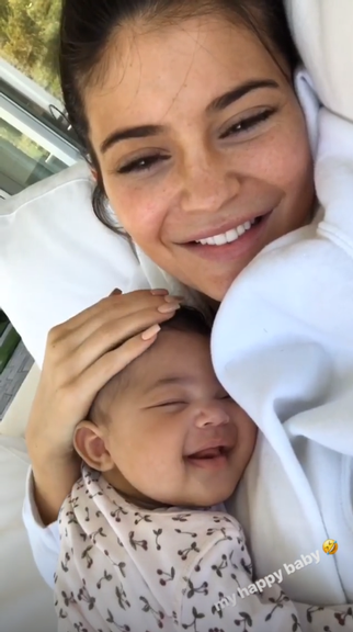 Kylie Jenner encanta a web com vídeo da filha sorrindo