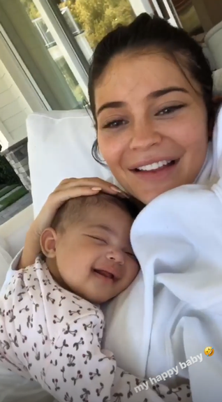 Kylie Jenner encanta a web com vídeo da filha sorrindo
