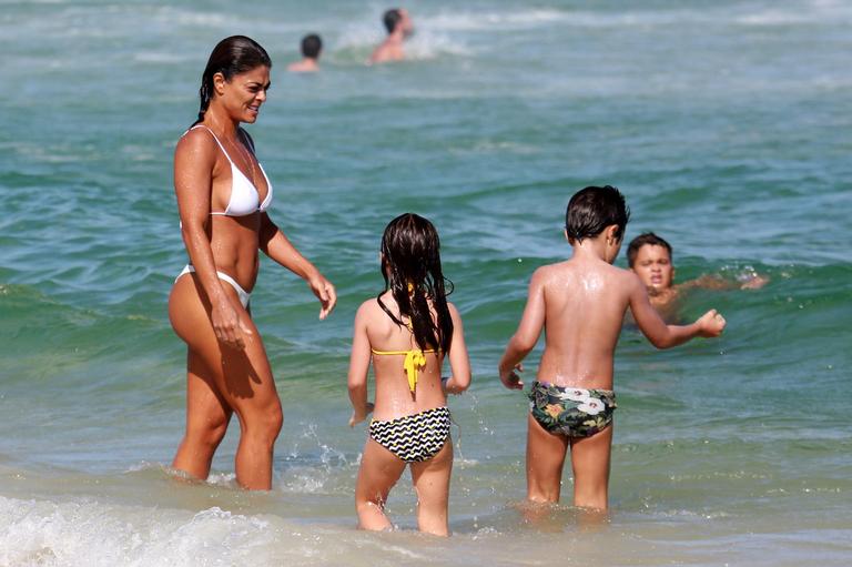 Juliana Paes curte dia na praia com o filho, Pedro