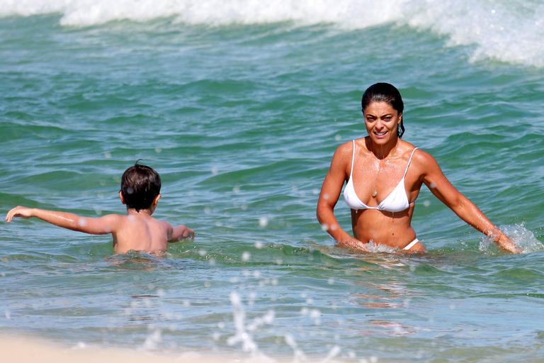 Juliana Paes curte dia na praia com o filho, Pedro