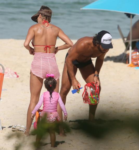 Deborah Secco curte o dia na praia com a família