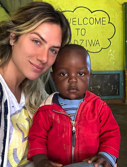 Giovanna Ewbank e Bruno Gagliasso visitam escola no Malauí