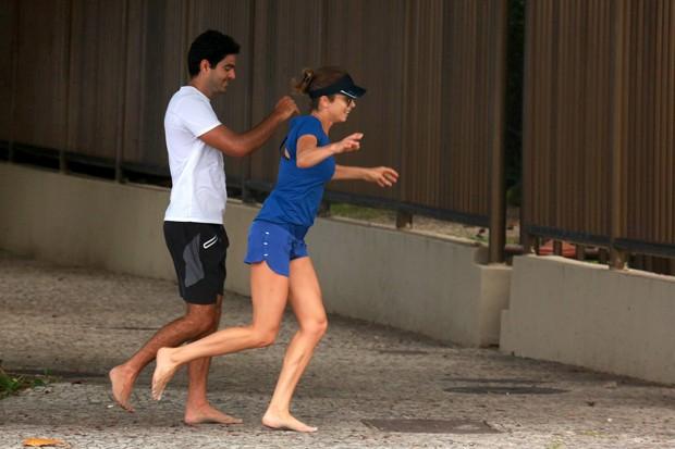Grazi Massafera dá selinho na filha e troca carinhos com o namorado em dia de corrida