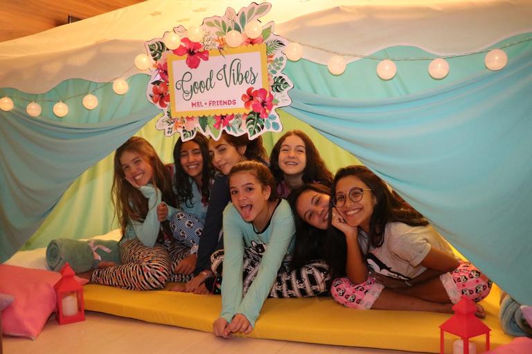 Mel Maia comemora seus 14 anos com festa do pijama