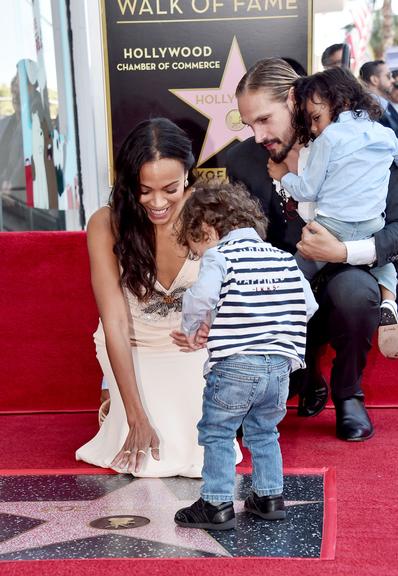 Zoe Saldana conta com a companhia da família ao receber estrela na Calçada da Fama