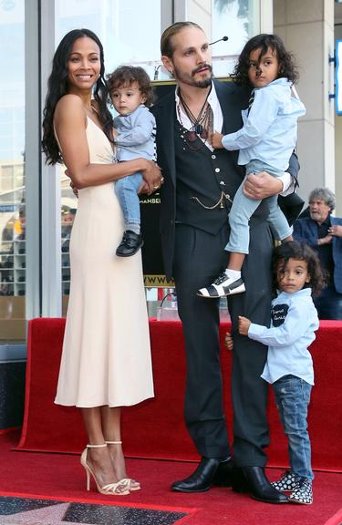 Zoe Saldana conta com a companhia da família ao receber estrela na Calçada da Fama