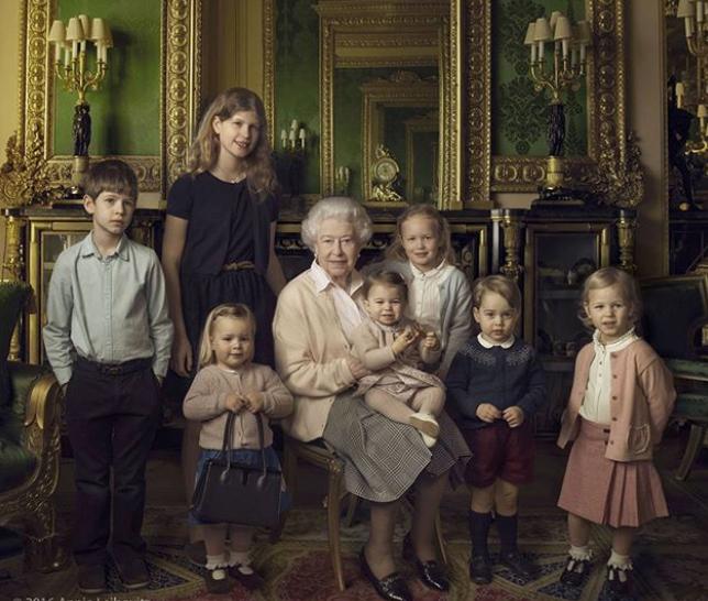 Rainha Elizabeth II com seus netos e bisnetos