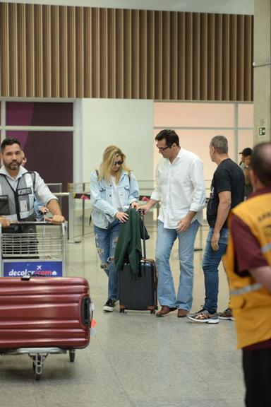 Sasha Meneghel desembarca no aeroporto de Guarulhos