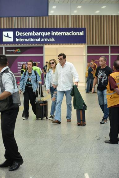 Sasha Meneghel desembarca no aeroporto de Guarulhos