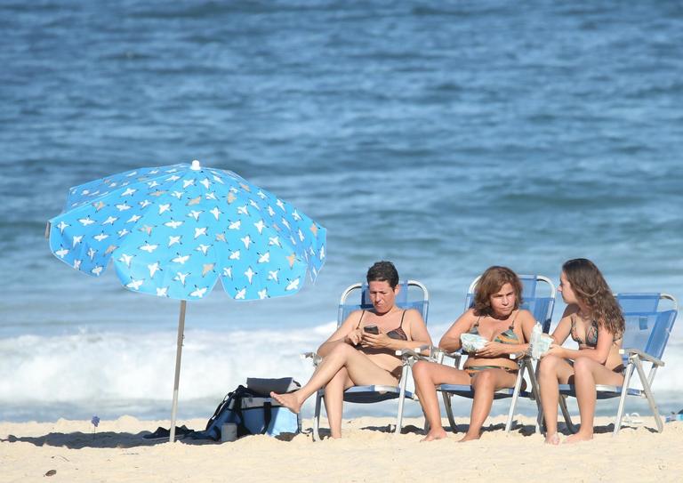 Claudia Rodrigues curte dia na praia com a filha e a empresária