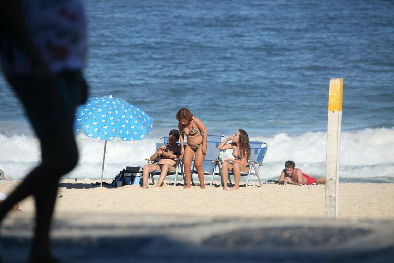 Claudia Rodrigues curte dia na praia com a filha e a empresária