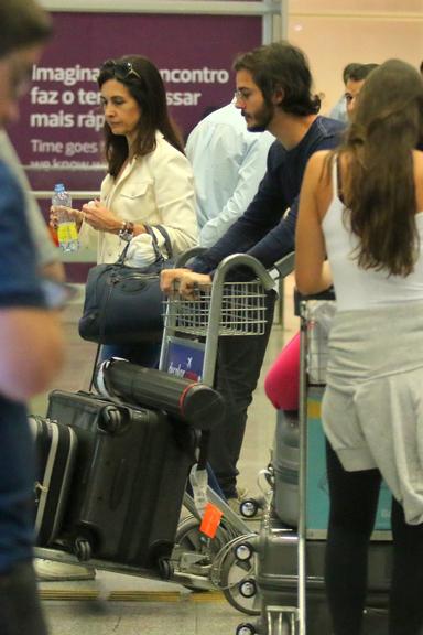 Fátima Bernardes e Túlio Gadelha voltam ao Brasil após viagem para Miami