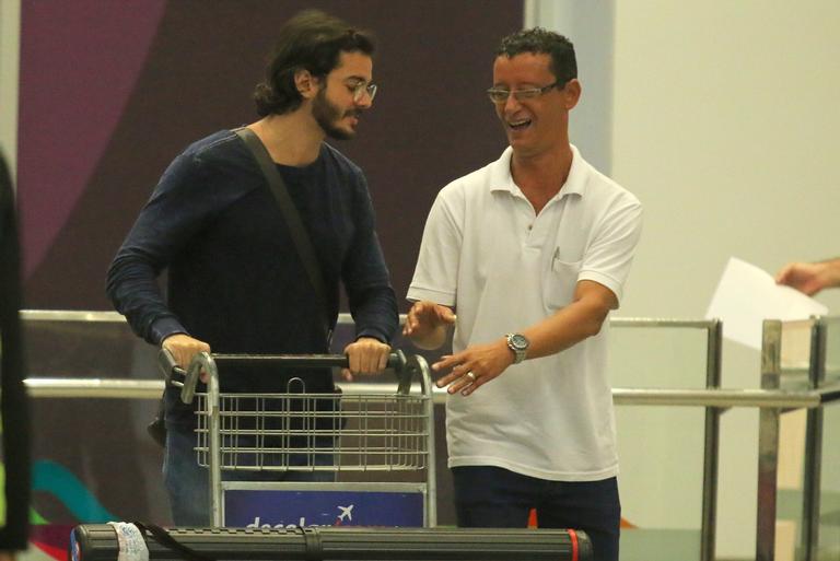 Fátima Bernardes e Túlio Gadelha voltam ao Brasil após viagem para Miami