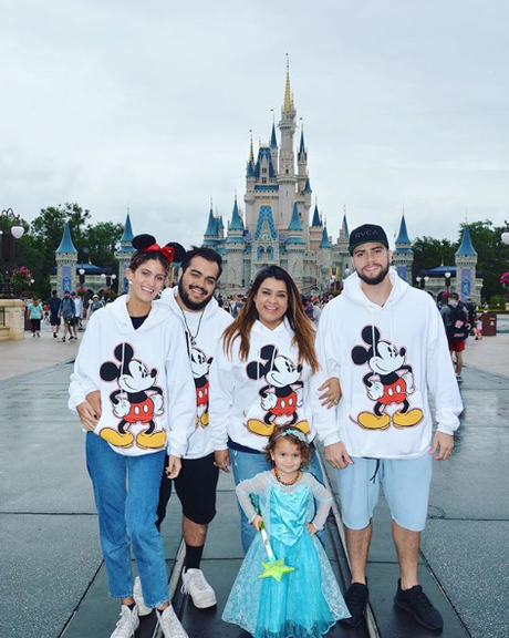 Preta Gil curte férias em família na Disney