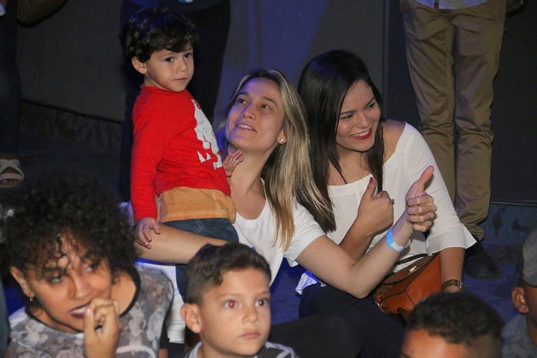 Fernanda Gentil e Enzo Celulari levam crianças ao aquário no Rio